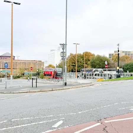 City Centre Ascot Apartment: Pet-Friendly with Free Parking Bracknell Exterior photo