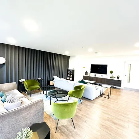 City Centre Ascot Apartment: Pet-Friendly with Free Parking Bracknell Exterior photo