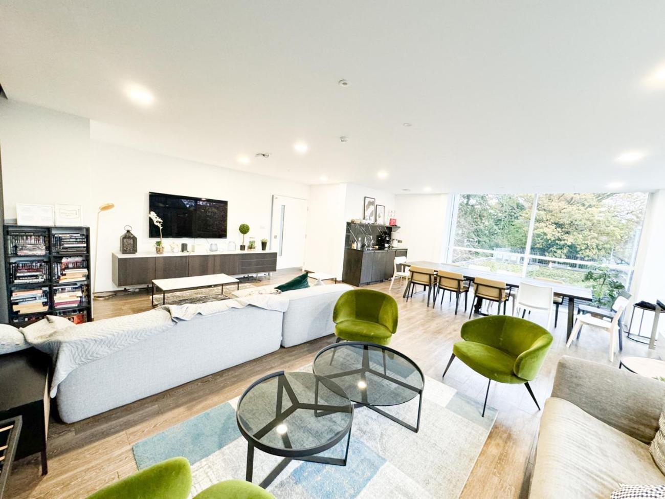 Apartment Centre Close To Ascot & Legoland Sleep Upto 4 Guests - Parking On Request! *